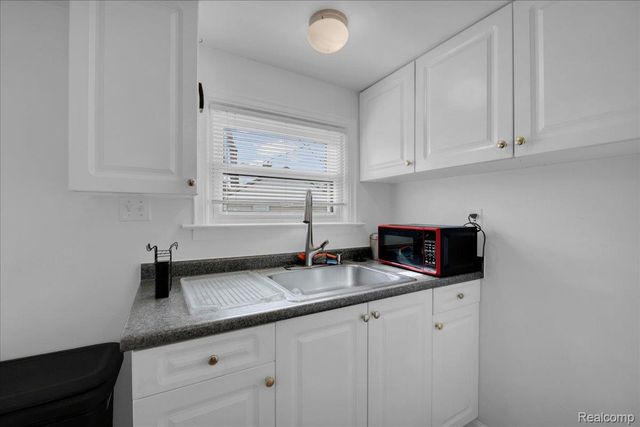 8237 Lenore Street, Dearborn Heights, MI 48127