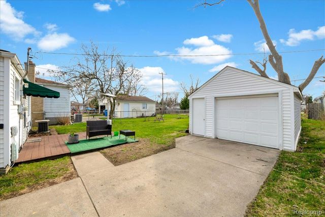 8237 Lenore Street, Dearborn Heights, MI 48127