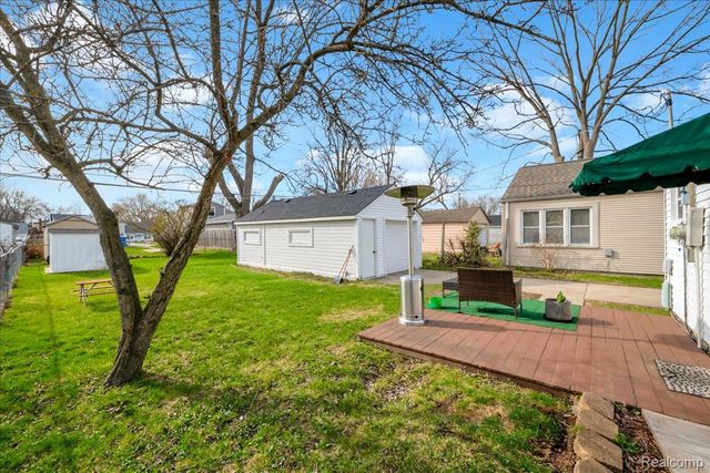 8237 Lenore Street, Dearborn Heights, MI 48127