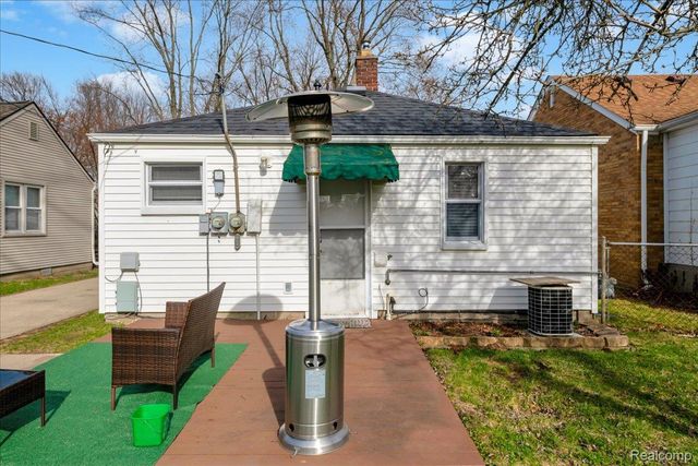 8237 Lenore Street, Dearborn Heights, MI 48127