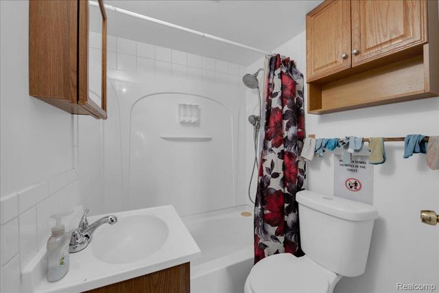 8237 Lenore Street, Dearborn Heights, MI 48127