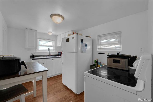 8237 Lenore Street, Dearborn Heights, MI 48127