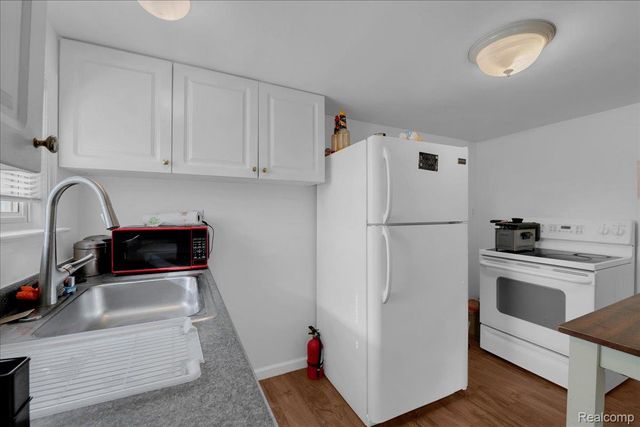 8237 Lenore Street, Dearborn Heights, MI 48127