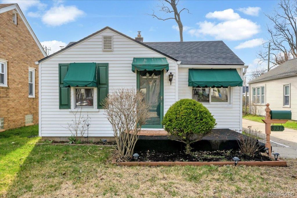 8237 Lenore Street, Dearborn Heights, MI 48127