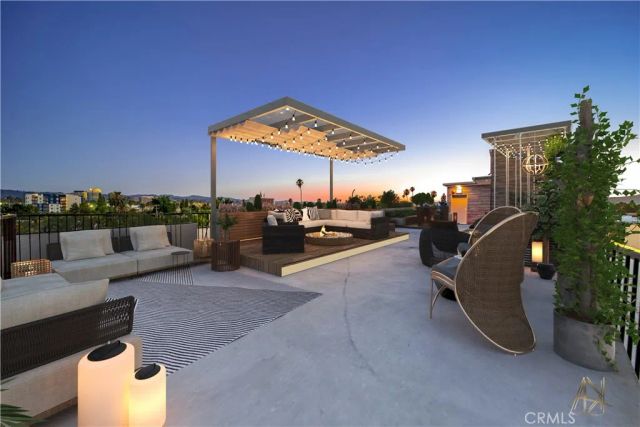 7018 Alabama 203, Canoga Park, CA 91303