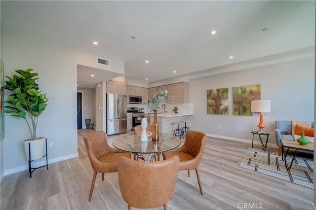 7018 Alabama 203, Canoga Park, CA 91303