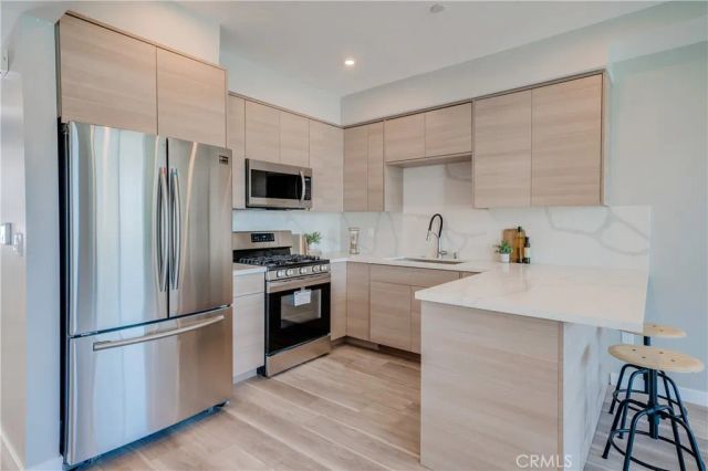 7018 Alabama 203, Canoga Park, CA 91303