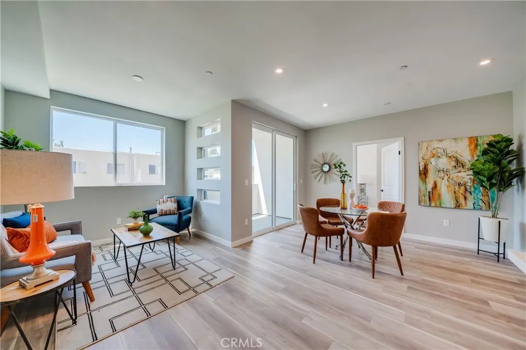 7018 Alabama 203, Canoga Park, CA 91303
