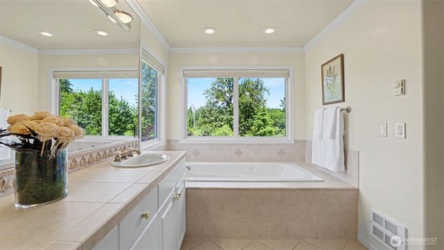 24128 NE 1st Place, Sammamish, WA 98074