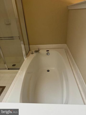 2414 N HAMPTON DR, Alexandria, VA 22311