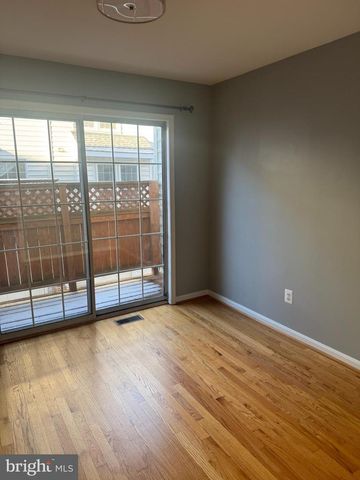 2414 N HAMPTON DR, Alexandria, VA 22311