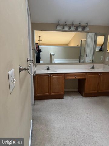 2414 N HAMPTON DR, Alexandria, VA 22311