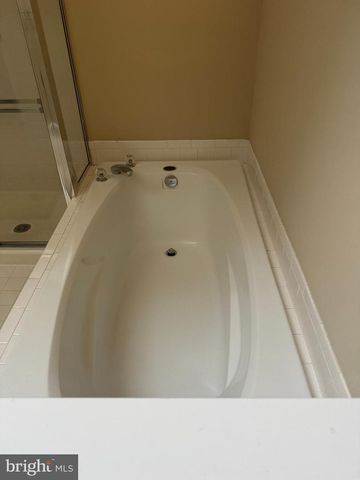 2414 N HAMPTON DR, Alexandria, VA 22311