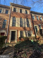 2414 N HAMPTON DR, Alexandria, VA 22311