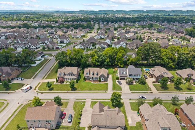 1387 Round Hill Ln, Spring Hill, TN 37174