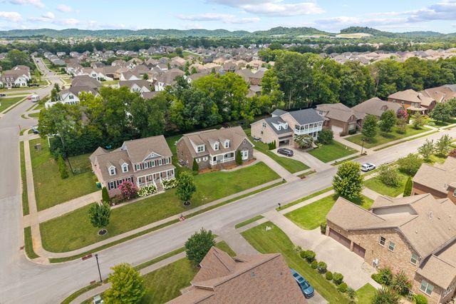 1387 Round Hill Ln, Spring Hill, TN 37174