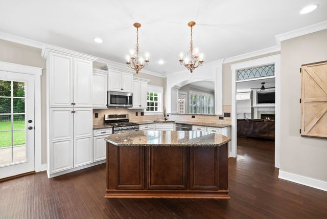 1387 Round Hill Ln, Spring Hill, TN 37174