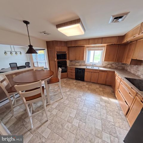 2057 MAHANTONGO ST, Pottsville, PA 17901