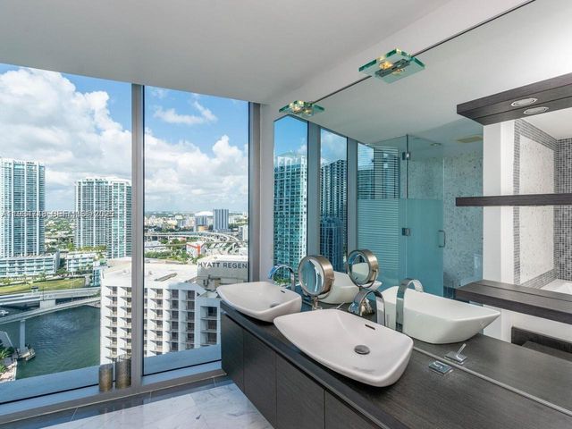 200 Biscayne Boulevard Way 3102, Miami, FL 33131
