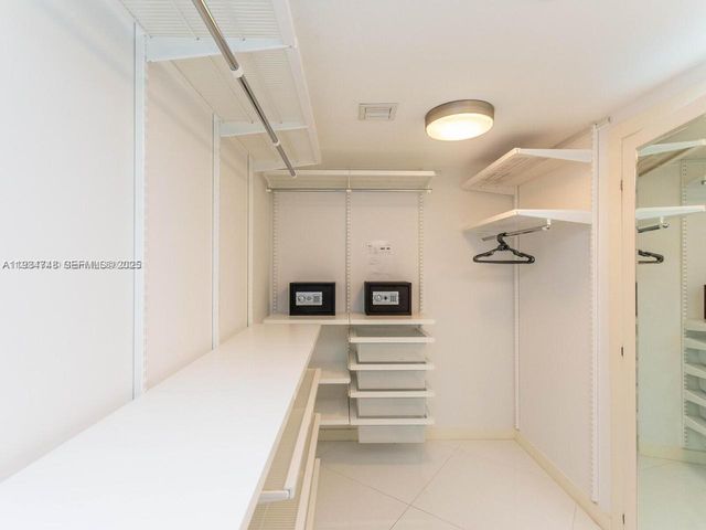 200 Biscayne Boulevard Way 3102, Miami, FL 33131