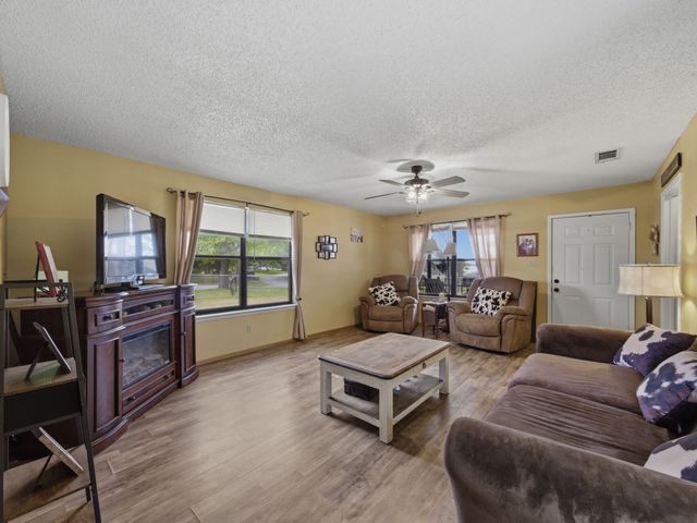 157 Ocean Drive, Gun Barrel City, TX 75156