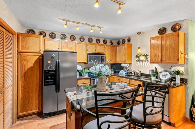 15202 Greenhaven Way, Burnsville, MN 55306