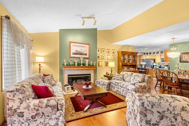 15202 Greenhaven Way, Burnsville, MN 55306