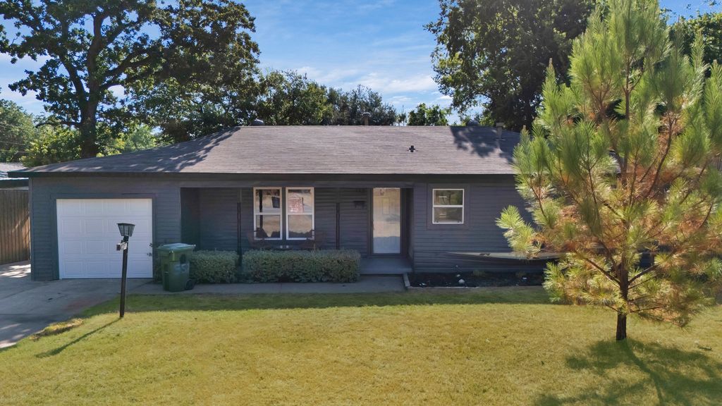 552 Norwood Drive, Hurst, TX 76053