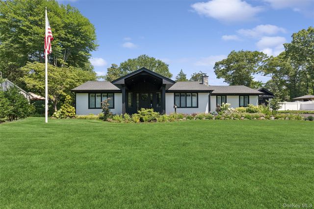 7 King Arthurs Court, Saint James, NY 11780