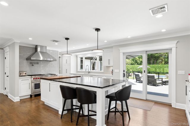7 King Arthurs Court, Saint James, NY 11780