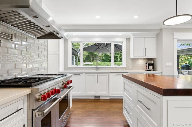 7 King Arthurs Court, Saint James, NY 11780