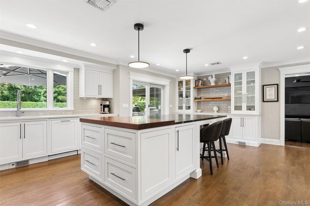 7 King Arthurs Court, Saint James, NY 11780