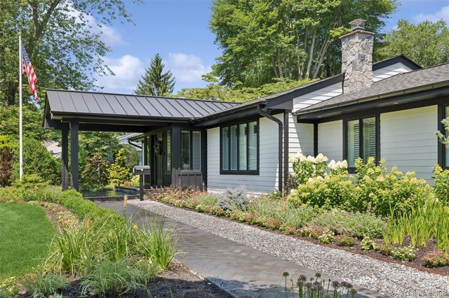 7 King Arthurs Court, Saint James, NY 11780