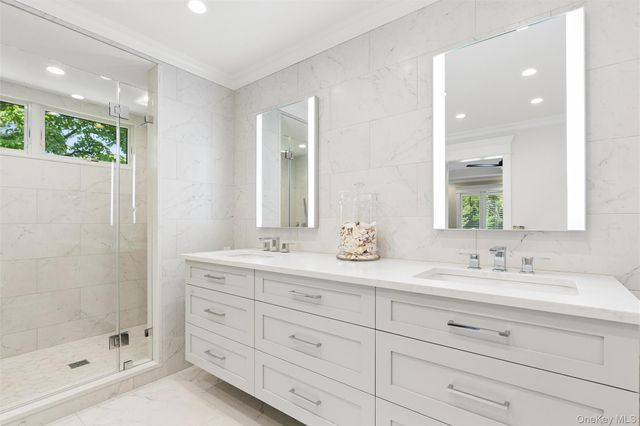 7 King Arthurs Court, Saint James, NY 11780