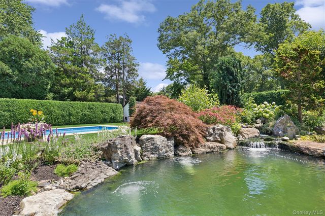7 King Arthurs Court, Saint James, NY 11780