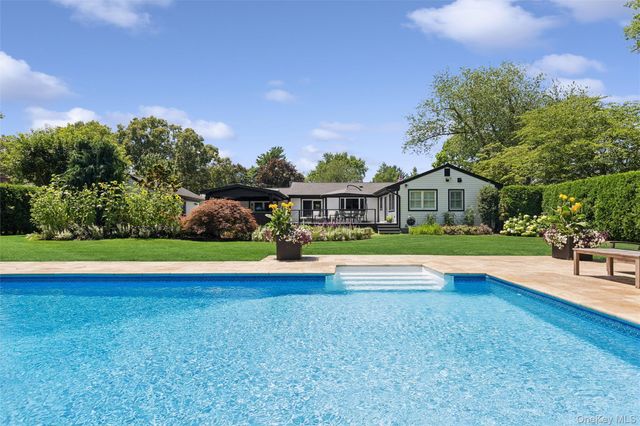 7 King Arthurs Court, Saint James, NY 11780