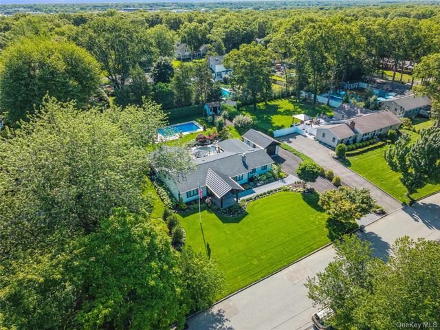 7 King Arthurs Court, Saint James, NY 11780