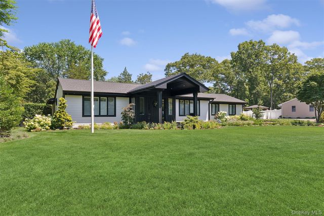 7 King Arthurs Court, Saint James, NY 11780