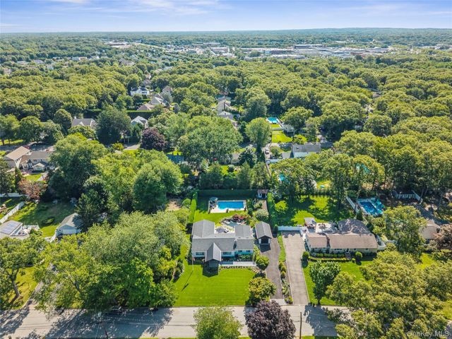 7 King Arthurs Court, Saint James, NY 11780