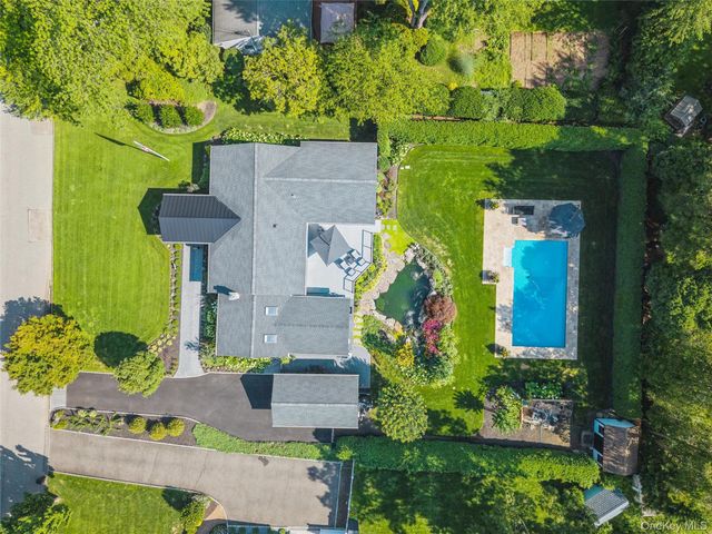 7 King Arthurs Court, Saint James, NY 11780