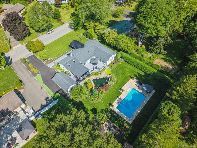 7 King Arthurs Court, Saint James, NY 11780