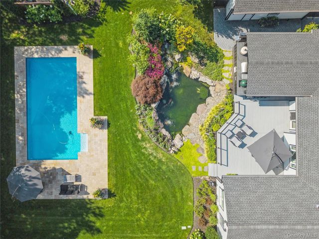 7 King Arthurs Court, Saint James, NY 11780