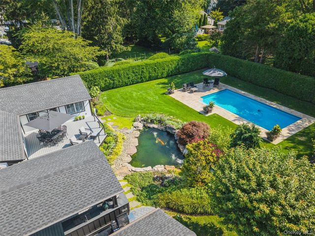 7 King Arthurs Court, Saint James, NY 11780