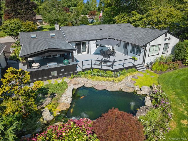 7 King Arthurs Court, Saint James, NY 11780