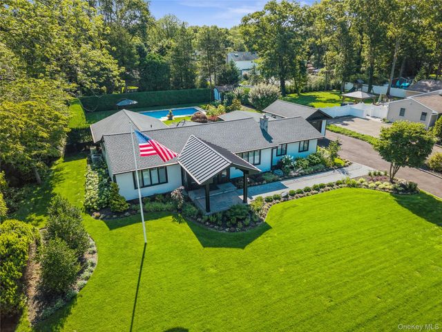 7 King Arthurs Court, Saint James, NY 11780