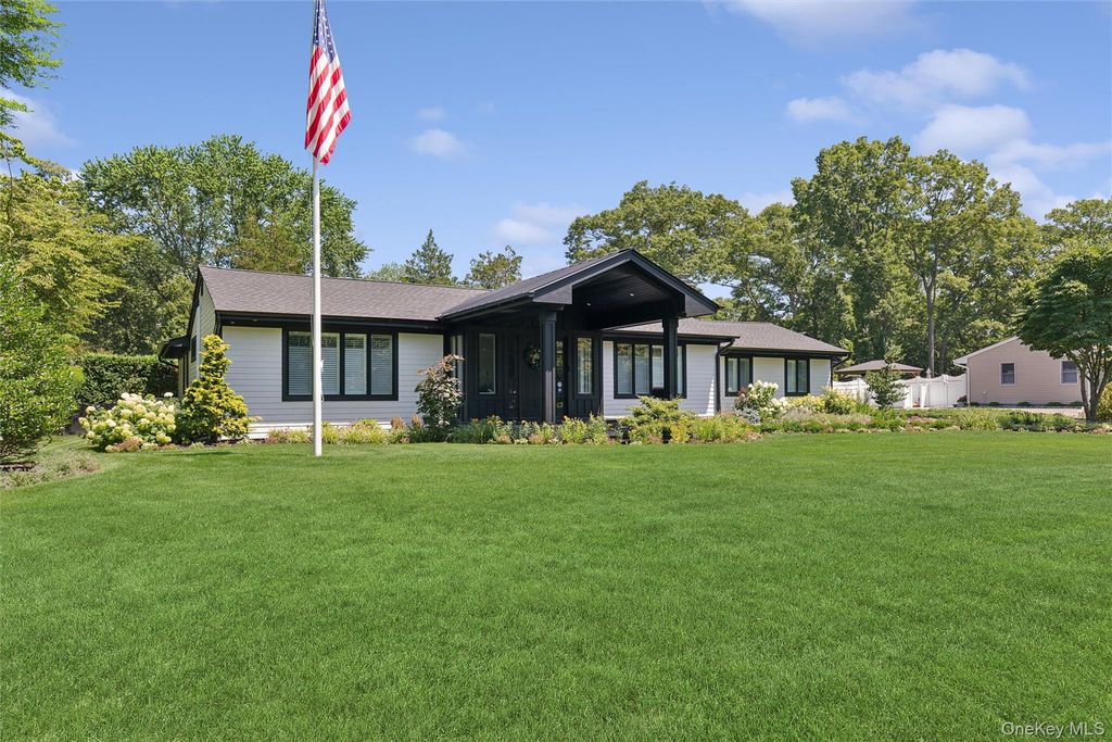 7 King Arthurs Court, Saint James, NY 11780 — photo 5
