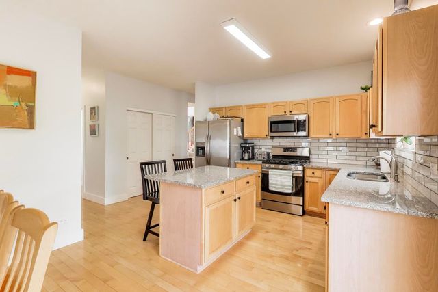 437 N Crooked Lake Lane, Lindenhurst, IL 60046
