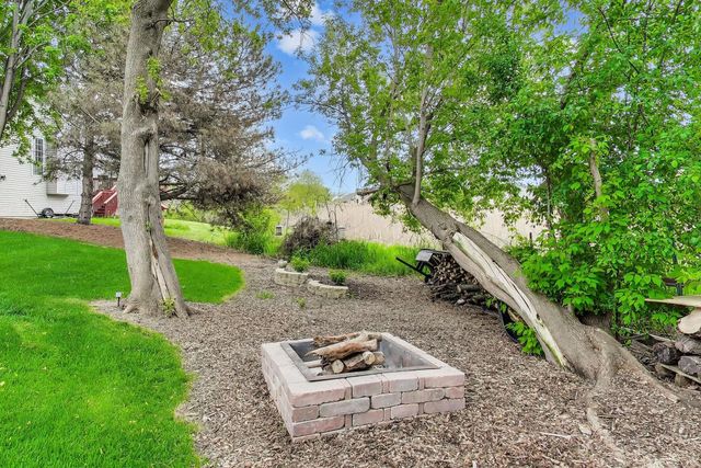 437 N Crooked Lake Lane, Lindenhurst, IL 60046