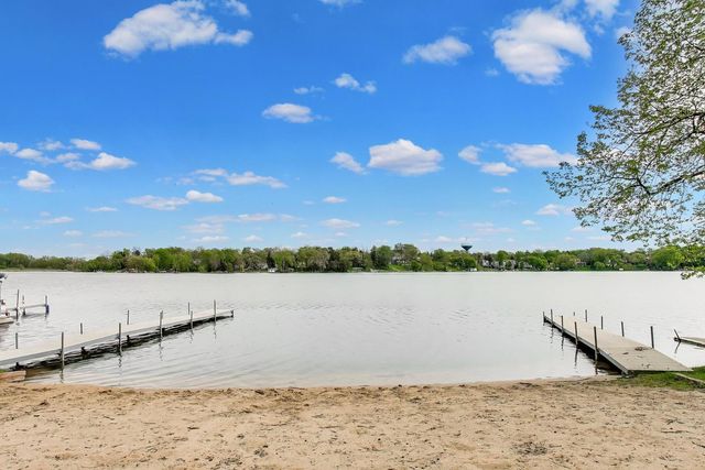 437 N Crooked Lake Lane, Lindenhurst, IL 60046