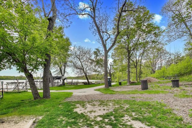 437 N Crooked Lake Lane, Lindenhurst, IL 60046